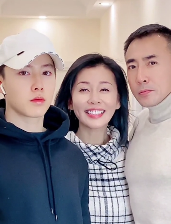 齐妃娘娘久违露面儿子被众人夸赞帅气网友三阿哥长大了