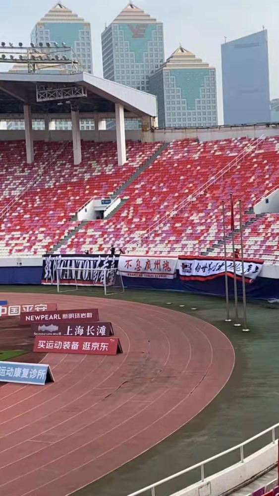 广州队 遇挫折不后退！广州队铁杆布场，上一轮中超场外助威引来国安球迷
