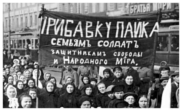 俄国二月革命背景在第一次世界大战前夕,俄国出现群众性革命活动,其