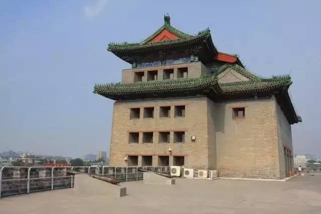 西直门:元代称和义门.标志是瓮城里有一块刻着水纹的石头.