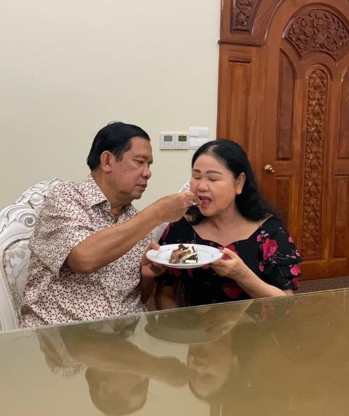 洪森还写道:今日,是我老婆68岁生日,祝亲爱的老婆幸福快乐,并且更加