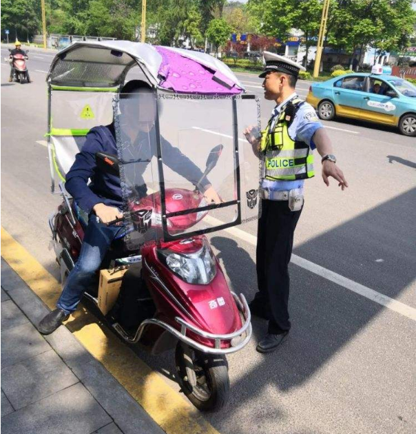 电动车禁止加装雨棚交警做出解答车主直呼上路太难