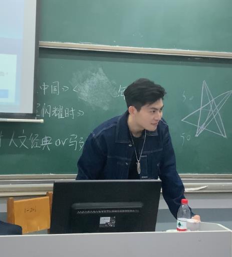 大学男老师因"高颜值"出圈,眉宇神似王一博,女生表示无心上课