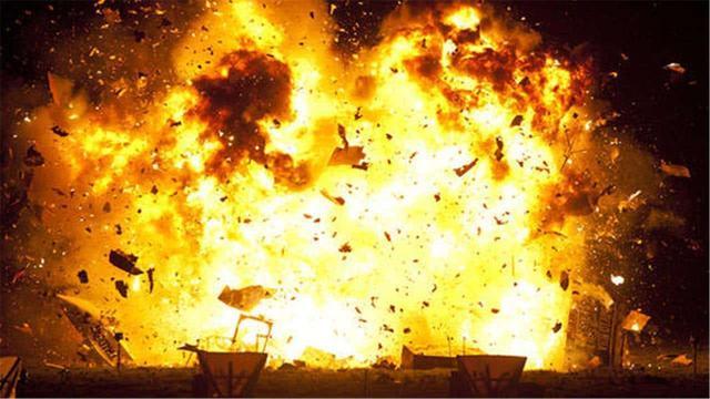 边境传来炮火声,乌克兰突击队凌晨采取行动,一辆步兵车被炸毁