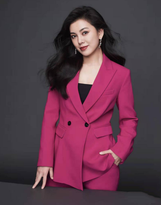 "秦羽墨"也能这么干练,赵文琪身穿披肩马甲好有职场范,真高级