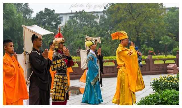 我們來到龍亭公園邊上的開封鐵塔,來這裡進行祭塔儀式,祈求老天保佑