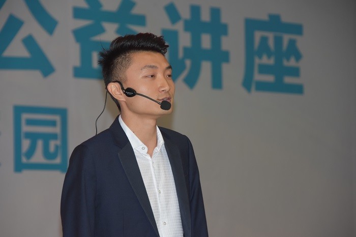 无臂学霸杨孟衡:用脚写字考出文科状元,剑桥读博无翼也能飞翔!