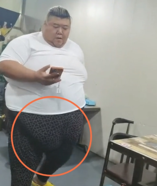 600斤胖猴仔直播换造型首次开美颜瘦脸眼神迷离状态差