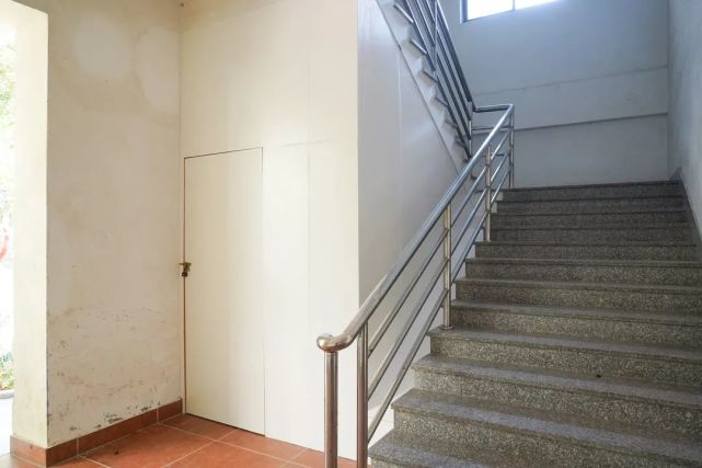 在水云湾小区5号楼一楼原本被杂物堆放的楼梯口摇身一变已被打造成为