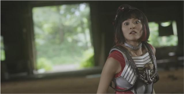 《艾克斯奥特曼》里的假面骑士蜜桃姐,当初她演的是宙达哥哥的妹妹