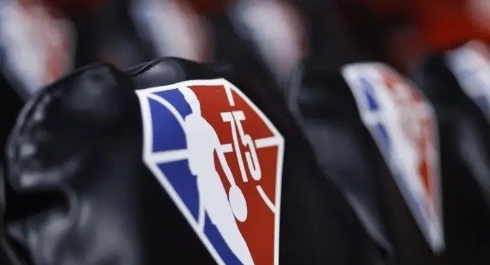 足球欧文 NBA确诊首例奥密克戎，联盟或提议重返园区，欧文是对的？