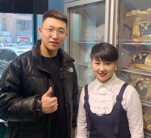 赵本山徒弟胖丫出狱现况开实体店卖水果霍云龙捧榴莲卖力介绍