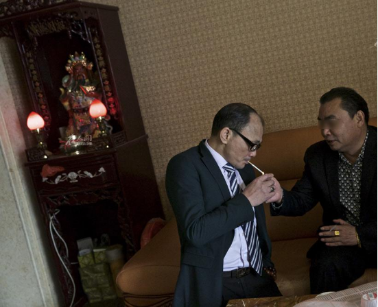 "亚洲赌王"尧建云:出老千被剁掉双腿,多年后在出租屋中去世_腾讯新闻