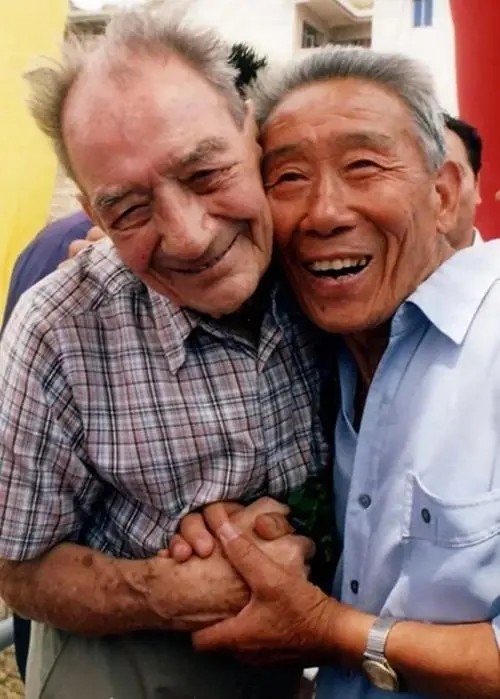 中的查尔斯·佐敦带着妻儿来到了东极,寻访到了当年救他的渔民沈阿桂