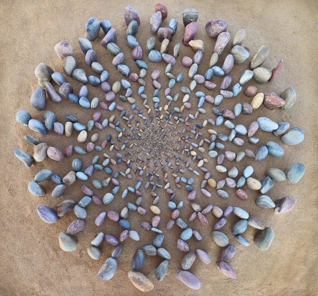 大地艺术家再出新作普通石头拼出精美花纹解压又治愈