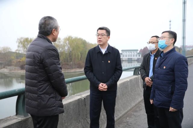 提升水环境市委常委宣传部部长程政带队开展巡河检查