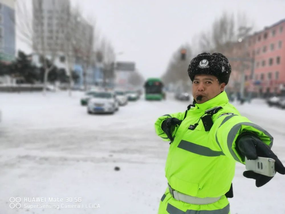 兴安盟交警雪天执勤保畅通,展现靓丽 "雪警"_腾讯新闻