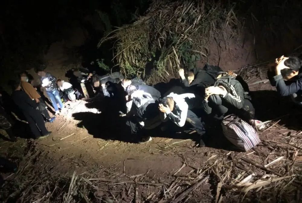 到达昆明后,在对方的安排下,王某和另外5人被送到云南边陲一处前不着
