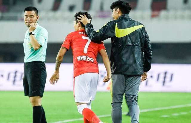 中超 遭81分钟扳平，1-1爆冷！中超争冠热门又翻车，41岁郑智无缘首胜