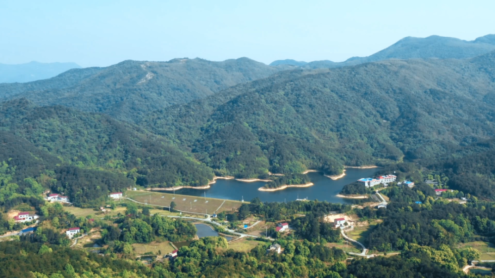 在風景秀麗的天華村響水壩,湖南藝術職業學院舞蹈系的10名舞者,正以