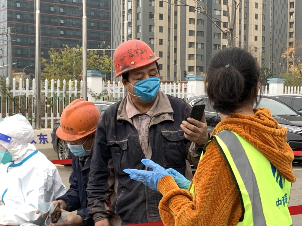 疫情中的建筑工人图片