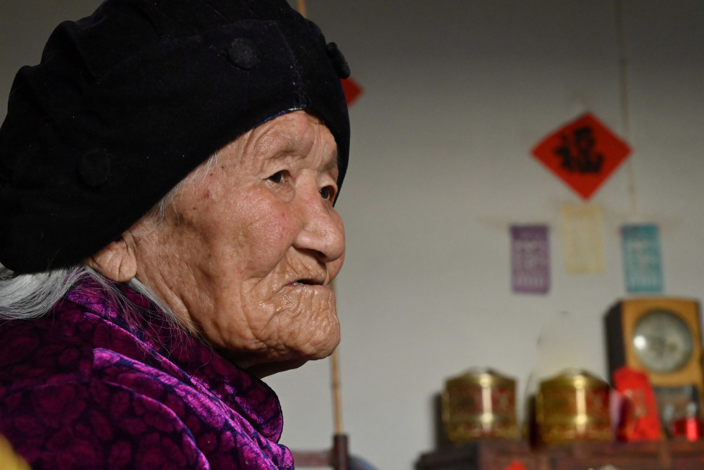 104岁老寿星，身怀“美容”绝技，每天喝2两小酒，一辈子拒绝吃药自然拼读第一节课