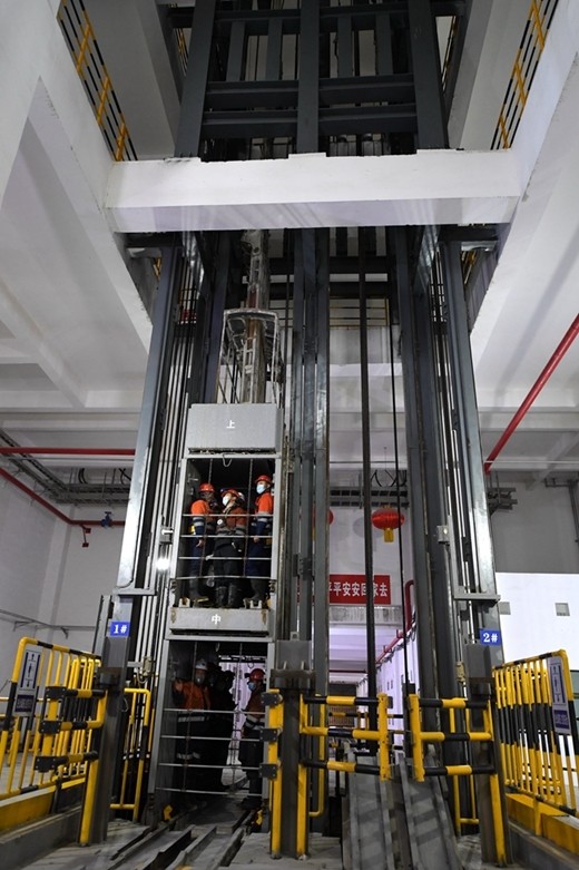 12月初,记者在金川集团公司三矿区接受井下安全教育后,随矿工乘罐笼