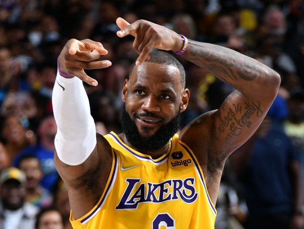 nba 风向变了？美国杨毅盛赞詹姆斯：他是联盟前5的巨星