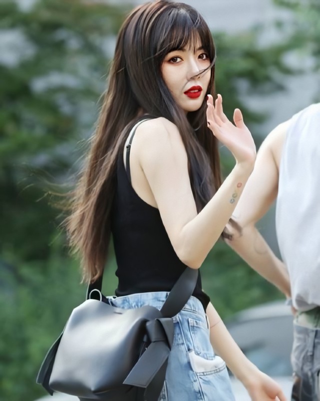 不过与软组织偏多的宣美比起来,泫雅的软组织不算丰富,包括和泫雅是旧