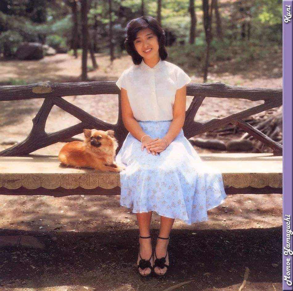 山口百惠把衬衫穿得真洋气,搭长裙秀雅清丽,照样时髦不土气插图9