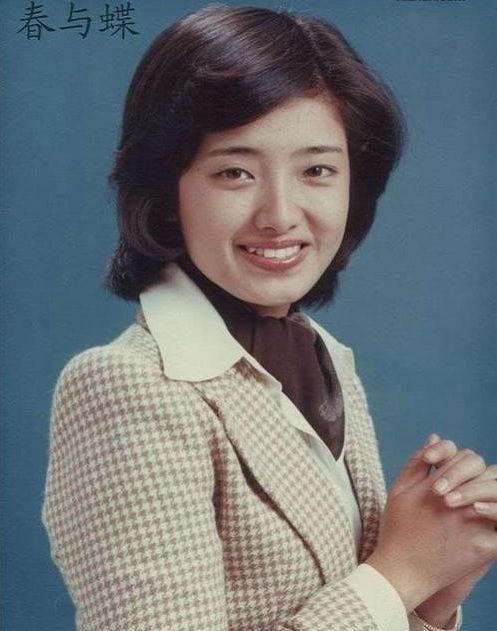 山口百惠把衬衫穿得真洋气,搭长裙秀雅清丽,照样时髦不土气插图14