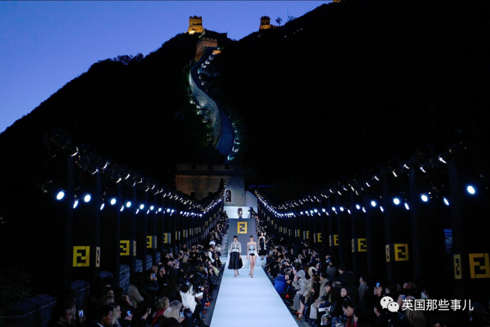 时尚圈大佬们在t台秀上放飞自我连羽绒服大秀都搞成舞台剧了
