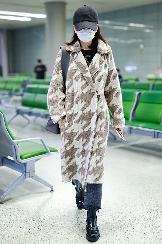 雪姨王琳才是富婆人设穿大衣拎10万包走机场打扮奢侈超低调