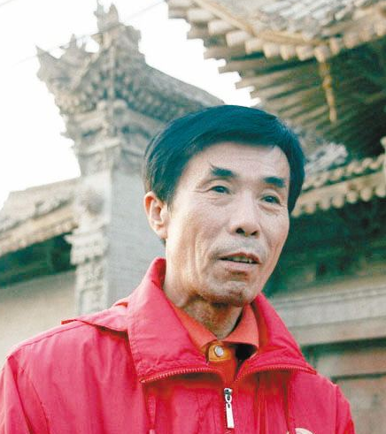 一手捧红赵本山抛弃原配与小11岁高秀敏同居今何庆魁怎样了