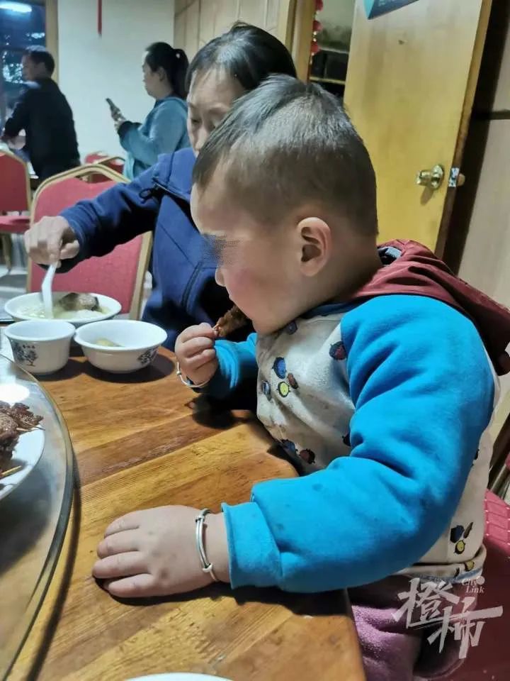 张宏瑞说,孩子找到之后,被护林员和家人先带到了村委,喝了很多水,不停