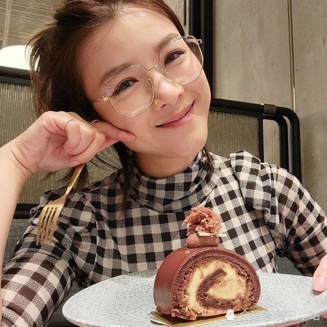 陈茵媺眼镜look变学生妹