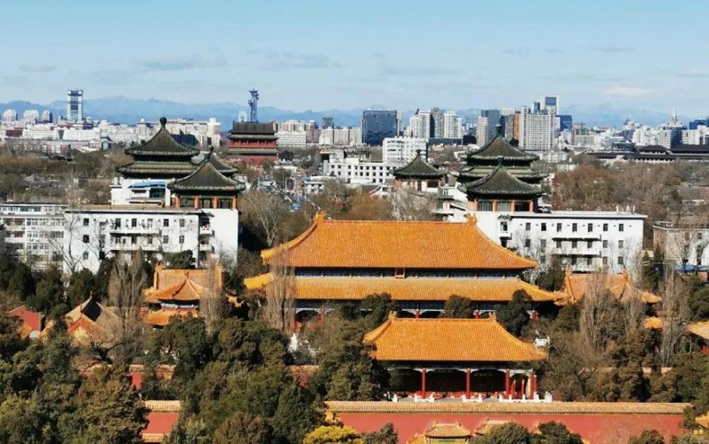 如,地安门大街的总参,总政宿舍楼,其建筑设计风格都是同一类型.