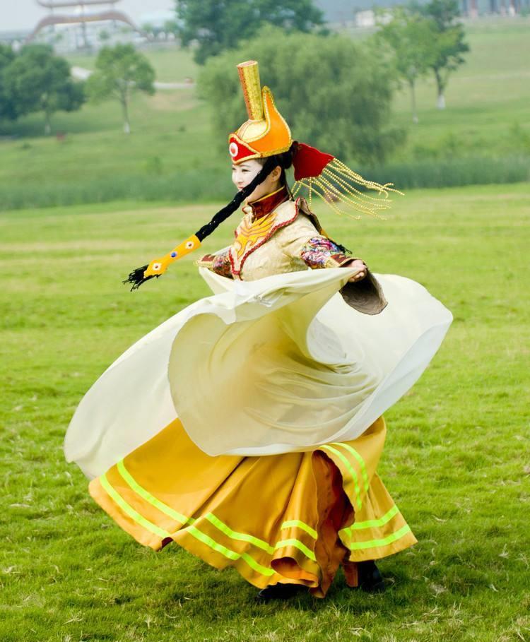 今天,一些人也许不知道他,但一定知道那首歌:敕勒川,阴山下.