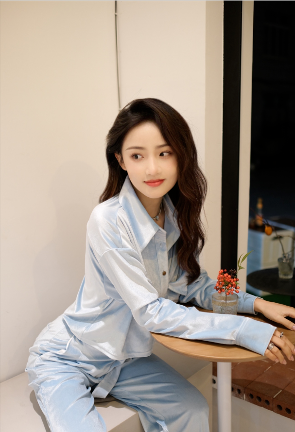 吴佳怡睡衣式美人出镜披肩卷发风情万种尽显蚂蚁腰大长腿