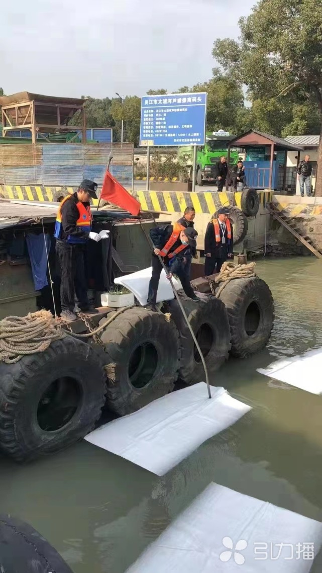 有效阻止水汙染漫延蘇州吳江交通執法部門及時處置水面油汙