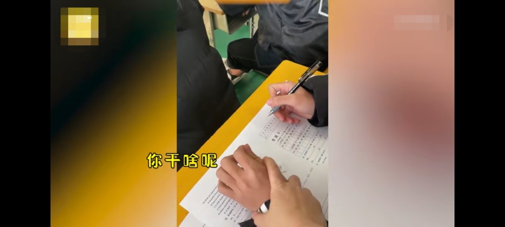 男同学也一脸难堪,偷偷瞄了老师一眼后,难为情地说出2个字:"抓阄"