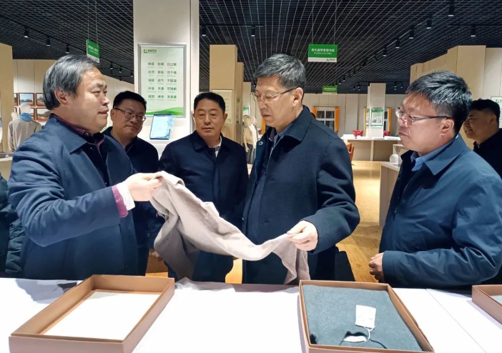 主任郭建伟,于沨,希日巴拉,李志刚,崔迎跃,张华,秘书长史厚纯出席会议