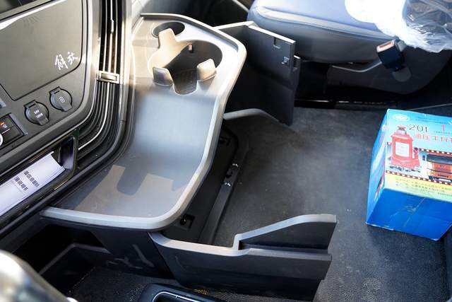 解放j6p平地板 led大灯和车顶灯也太亮了