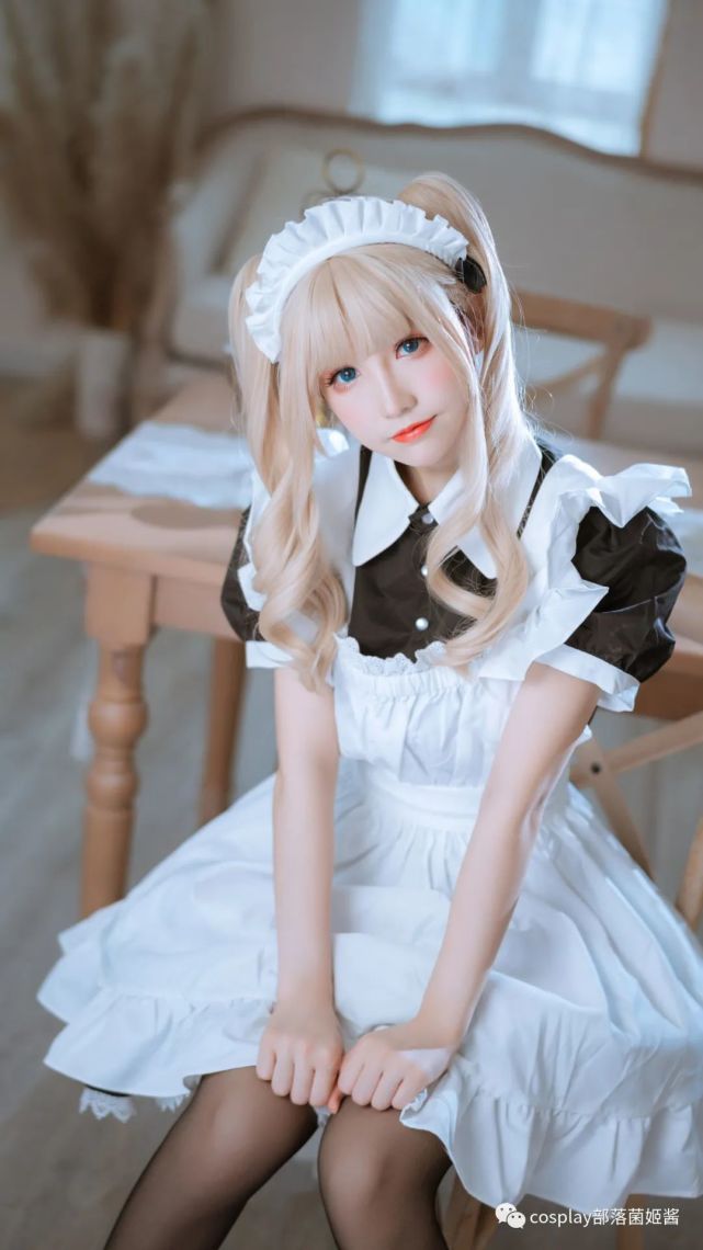 女仆写真金发双马尾小可爱