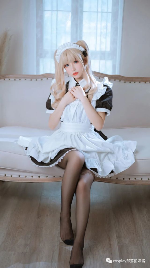 女仆写真:金发双马尾小可爱