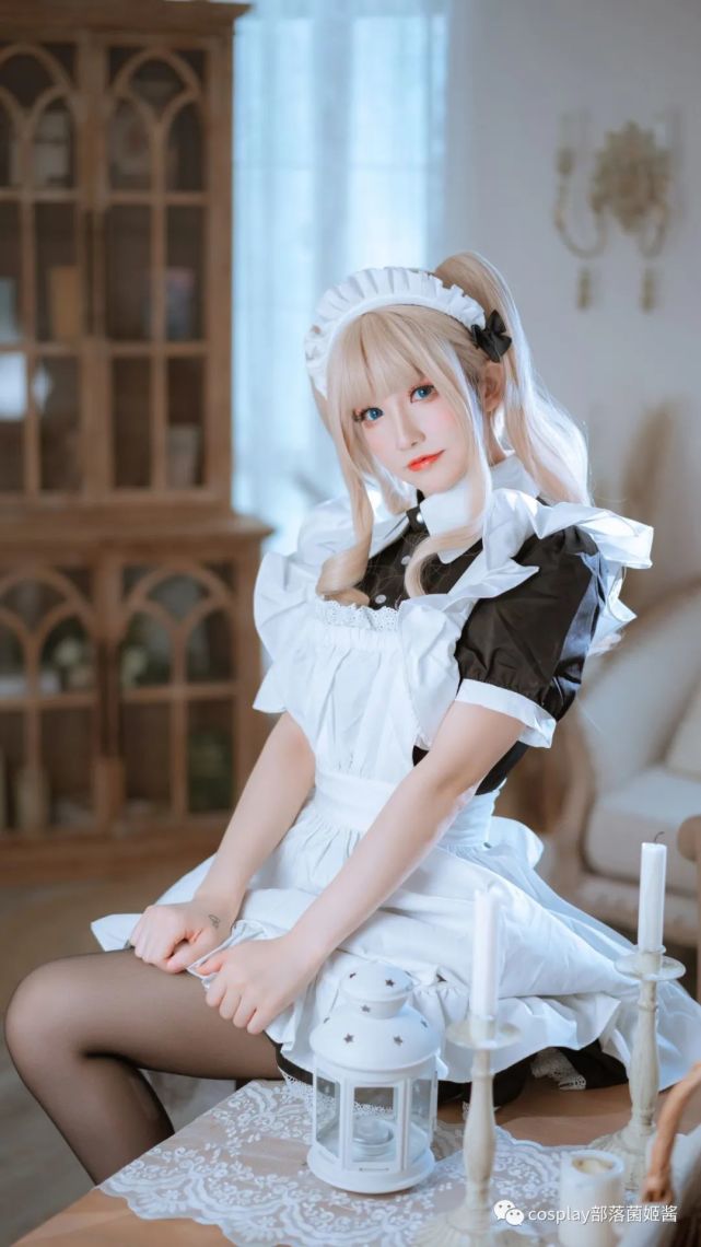 女仆写真金发双马尾小可爱