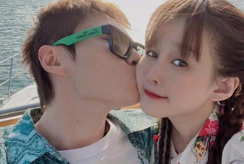 赵本山有个女儿叫赵珈萱,也是一位大网红,网名球球,拥有很多粉丝,如今