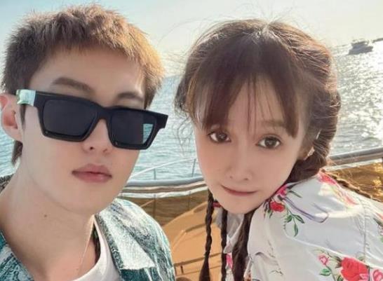 曾经被曝出多段恋情,一次是和某地产商的儿子刘某,网名"东关小犟虎"