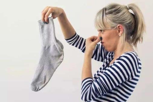 男子脱袜子不经意的举动,竟使自己肺部真菌感染,有点可怕!_腾讯新闻