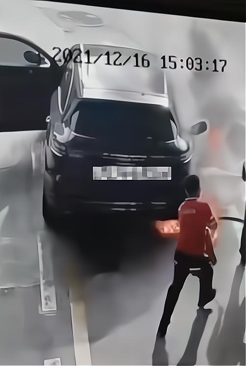 深圳一男子拔掉油枪点燃汽车后逃走――传奇私服发布网